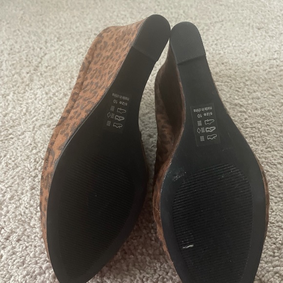 Leopard Wedge Booties Size 10 - Picture 4 of 6